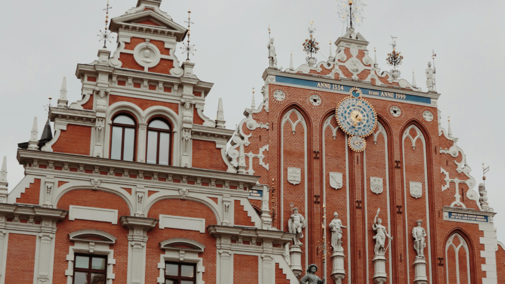 Explore as melhores atrações de Riga, Letônia, com nosso roteiro para 2 dias nesta cidade. Da Igreja de São Pedro ao famoso Mercado Central, descubra o que fazer.