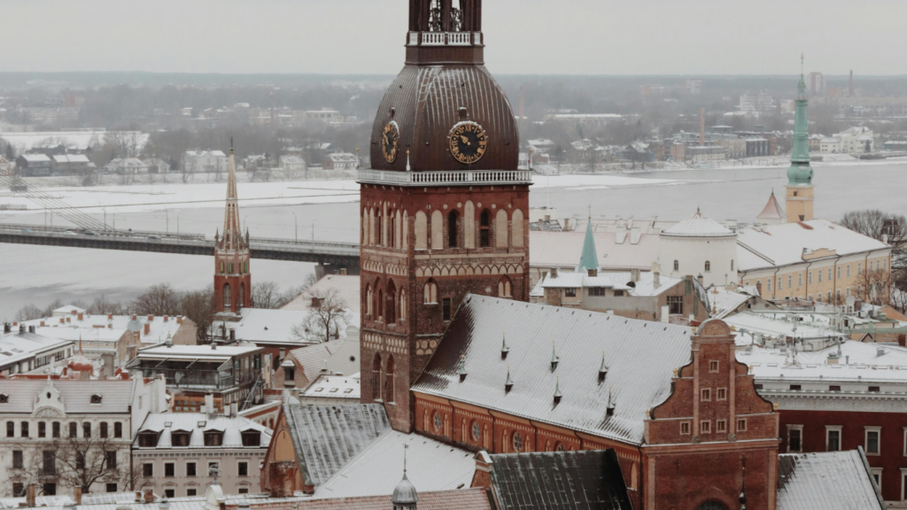 Explore as melhores atrações de Riga, Letônia, com nosso roteiro para 2 dias nesta cidade. Da Igreja de São Pedro ao famoso Mercado Central, descubra o que fazer.